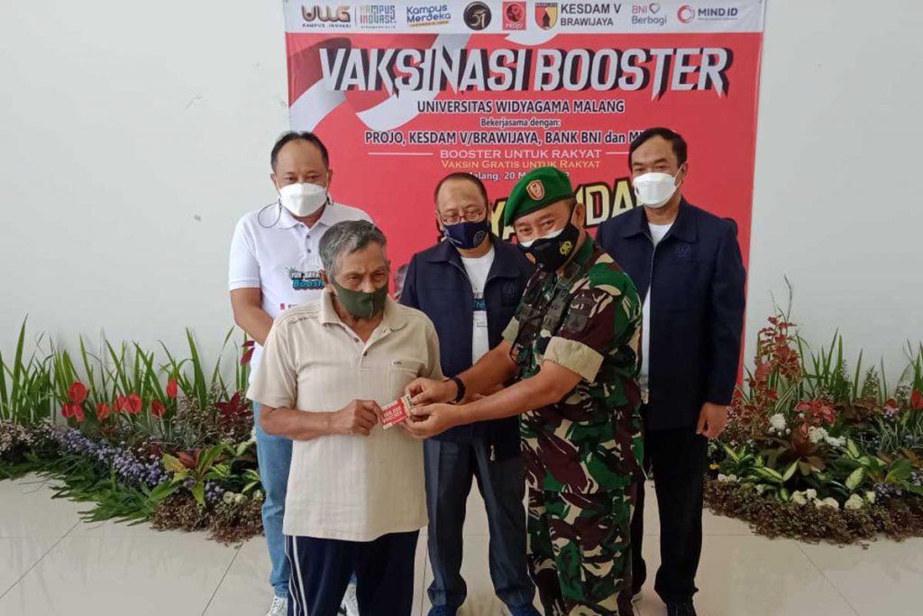Kakesdam V/Brawijaya, Kolonel CKM dr. Yanuar Fitriadi memberikan voucher kepada peserta vaksin booster. (ws4) - UWG Gandeng Kesdam Suntikan 3.000 Vaksin Bagi Masyarakat dan Mahasiswa