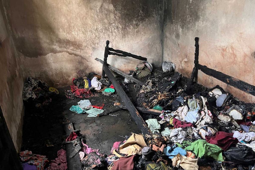 Kamar Supriyati (51), yang diduga lokasi sumber kebakaran. (ws5) - Tinggal Sendiri, Rumah Hangus Terbakar di Pagelaran