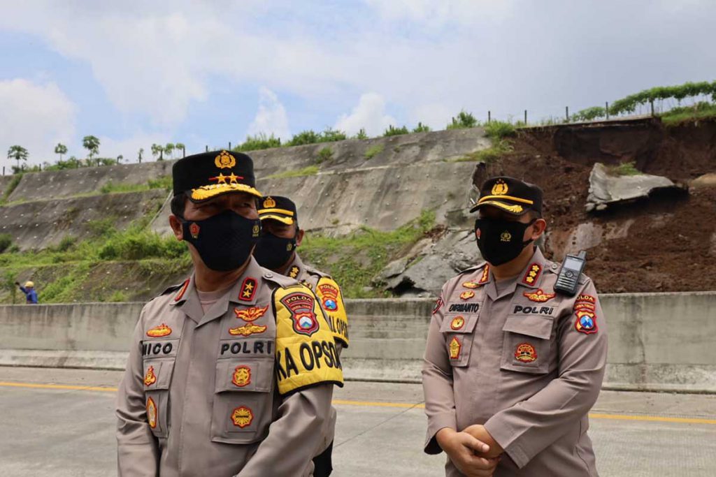 Kapolda Jatim Irjen Nico Afinta, saat memantau pembersihan material longsor di Tol Pandaan-Malang, Rabu (9/3/2022). (Humas Polda Jatim) - Penyebab Longsor di Tol Malang-Pandaan Masih Misteri