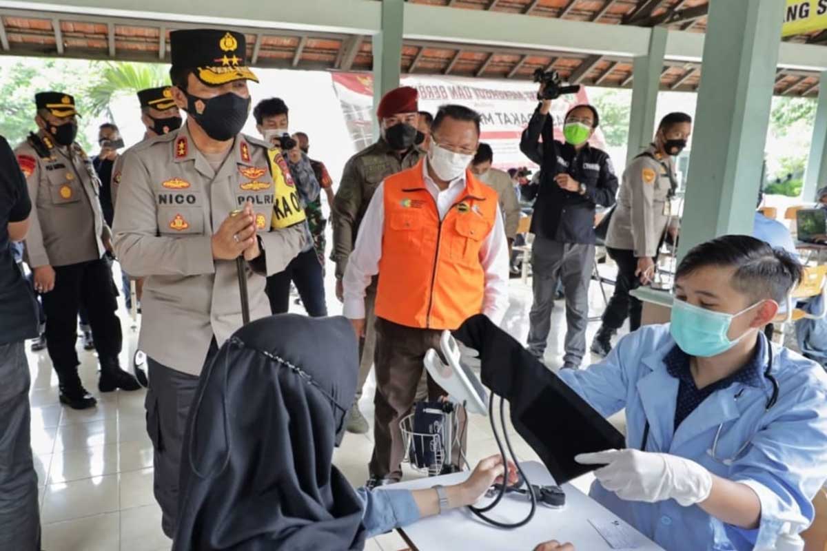 Kapolda Jatim, Irjen Pol Nico Afinta meninjau vaksinasi booster di Poltekkes Malang. (jaz) - Polda Jatim Terus Gelar Vaksinasi Serentak, Prioritaskan Booster