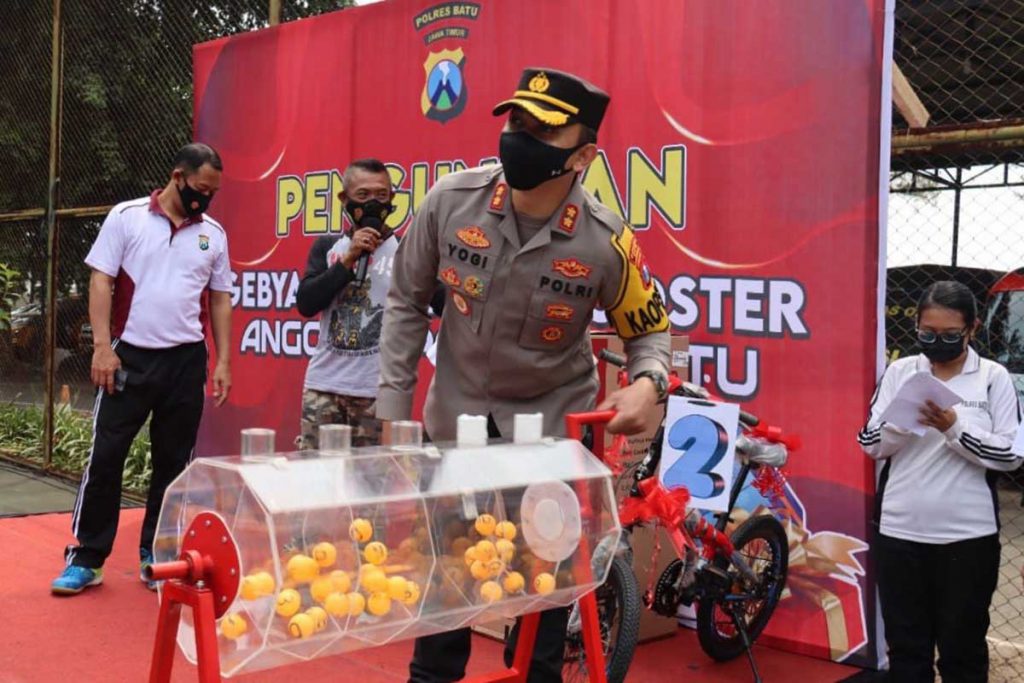 Kapolres Batu dalam acara pengundian vaksin booster. (ist) - Giliran Anggota Polres Batu, Vaksin Booster Dapat Doorprize Motor