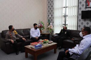 Kapolres Malang, AKBP Ferli Hidayat, disambut baik oleh Ketua Pengadilan Negeri Kepanjen, I Putu Gede Astawa di ruangannya. (ist) - Penegakan Hukum Optimal, Polres Malang Perkuat Sinergitas Pengadilan Negeri Kepanjen