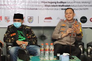 Kapolres Malang, AKBP Ferli Hidayat, memberikan arahan bersama tokoh pemuda di Kabupaten Malang. (ist) - Silaturahmi dengan Tokoh Pemuda, Kapolres Malang: Junjung Kebhinnekaan