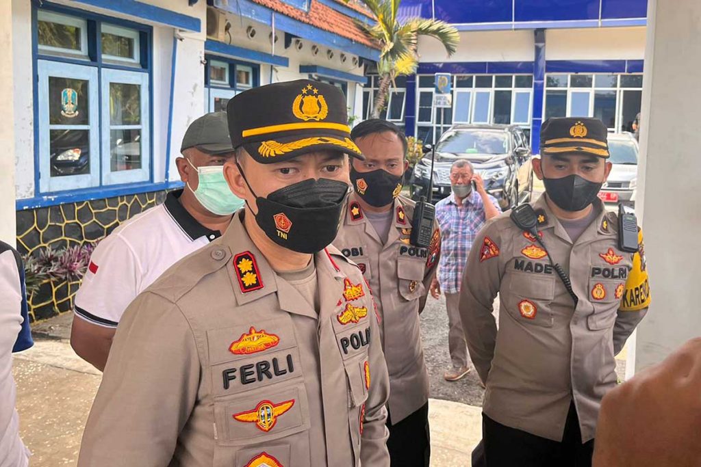 Kapolres Malang, AKBP Ferli Hidayat, menjawab pertanyaan awak media. (ws5) - Tolak UU ODOL, Solidaritas Sopir Truk Malang Aksi Mogok