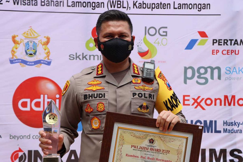 Kapolresta Makota saat di puncak peringatan HPN di kawasan wisata bahari Lamongan, Sabtu (26/3/2022). (jaz) - Kapolresta Makota, Buher Raih Penghargaan dalam Hari Pers Nasional