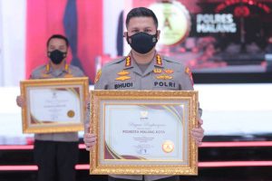 Kapolresta Malang Kota, Kombes Pol Budi Hermanto SIK MSi menerima penghargaan. (ist) - Polresta Makota Terima Penghargaan Menpan RB dan Kapolri