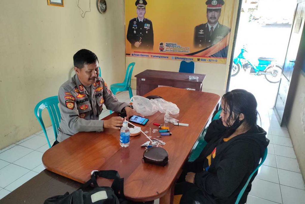 Kapolsek Glenmore, AKP Basori Alwi saat mengintrogasi Desy Rima Intania di Mapolsek Glenmore. (Ist) - Polsek Glenmore Gelandang Budak Sabu Asal Banjarmasin