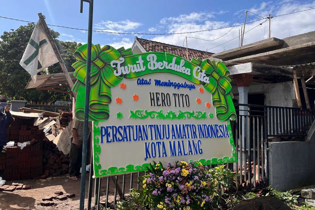Karangan bunga ucapan belasungkawa atas meninggalnya Hero Tito, dari PTAI Kota Malang. (ws5) - Promotor Hero Tito Sesalkan Regulasi, Usulkan Diperketat