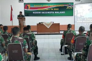 Kasdim 0833 Mayor Arm Choirul Effendy menyampaikan harapan aparat kewilayahan (Apwil) dalam meningkatkan kemampuan kerja. (ist) - Kodim 0833 Gelar Binsiap Apkowil Puanter Semester I/2022
