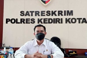 Kasi Humas Polres Kediri Kota, Iptu Henry Mudi. (Memo X/im-ji) - Gelapkan Barang Perusahaan, Sales Diamankan Polres Kediri Kota
