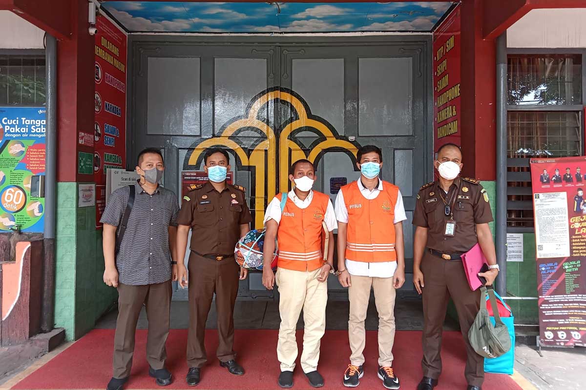 Kejaksaan Negeri Kabupaten Malang Mengeksekusi Dua Pelaku Kredit Fiktif Bank Jatim Cabang Kepanjen di Lapas Klas 1 Malang (Humas Kejaksaan Negeri Kabupaten Malang Doc.) - Pimpinan Bank Jatim Kepanjen Dihukum 10 Tahun Penjara - Rugikan Ratusan Milliar Akibat Kredit Fiktif