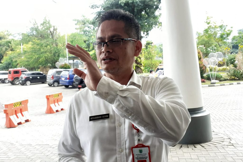 Kepala BKPSDM Muhamad Adhim saat diwawancarai awak media. (mg1) - Pemerintah Kota Batu Serahkan SK P3K Tahap Satu