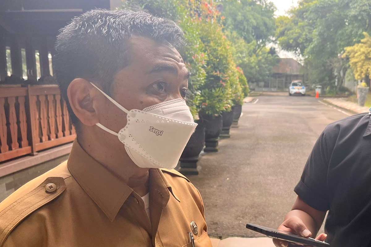Kepala Badan Perencanaan dan Pembangunan Daerah (Bappeda) Kabupaten Malang, Tomie Herawanto, menjawab pertanyaan awak media. (ws5) - Proses Kajian, Wacana Alun-Alun Kepanjen di Sisi Barat Kantor Bupati