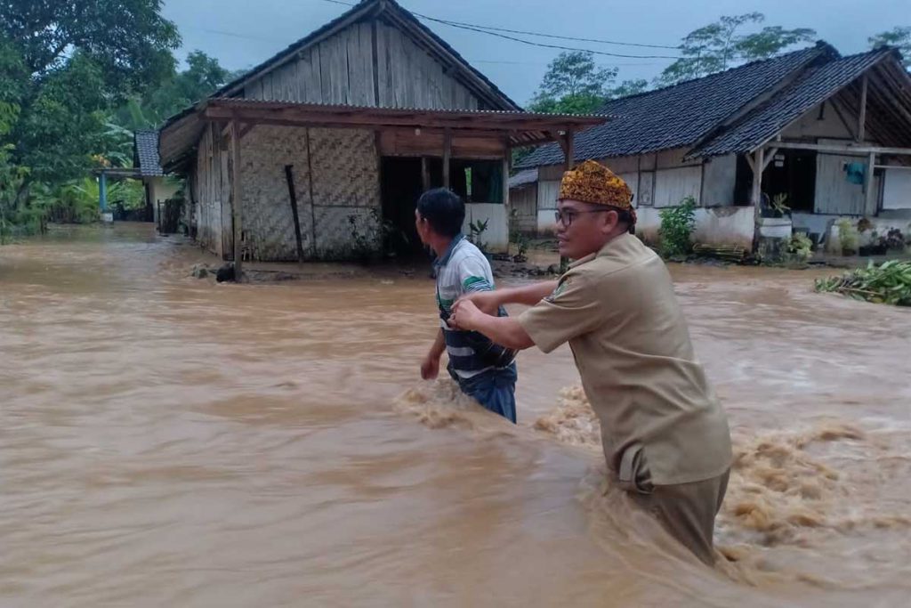 Kepala Desa Kandangan, Riyono, SH. Ketika meninjau rumah warga yang terdampak banjir bandang - Desa Kandangan Di Kepung Banjir