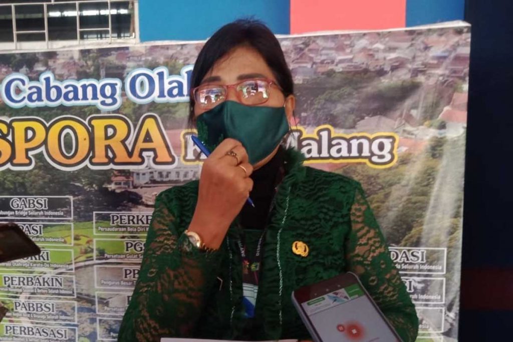 Kepala Dinas Kepemudaan dan Olahraga (Disporapar) Kota Malang, Ida Ayu Made Wahyuni, berbincang dengan awak media. (ws4) - Sutiaji Ajak Pelaku Pariwisata Tingkatkan SDM dan Optimalkan Momentum Pemulihan