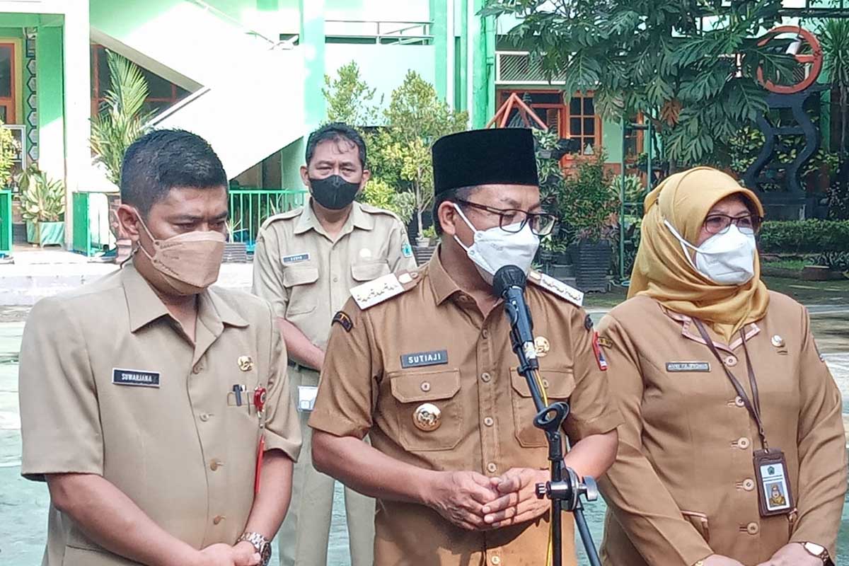 Kepala Dinas Kesehatan Kota Malang, dr Husnul Muarif bersama Wali Kota Sutiaji saat menjawab pertanyaan awak media. (Ws4) - Capaian Vaksinasi Booster di Kota Malang Masih 14 Persen