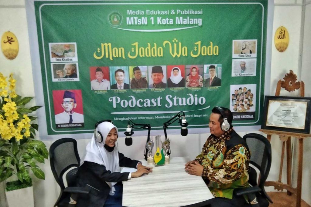 Kepala Kemenag Kota Malang mencoba podcast pertama di lingkungan Kemenag. (jaz) - MTsN 1 Kota Malang Launching PTSP-Podcast Pertama di Lingkungan Kemenag Jatim
