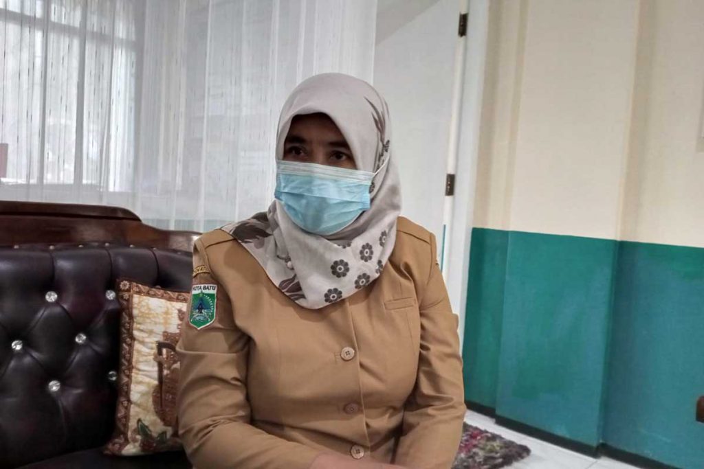 Kepala SMP Negeri 1 Batu (Nesaba), Tatik Ismiati, SPd. (ws3) - Tenaga Pendidik Berharap PTM Terus, Agar Siswa Tidak 'Learning Loss'