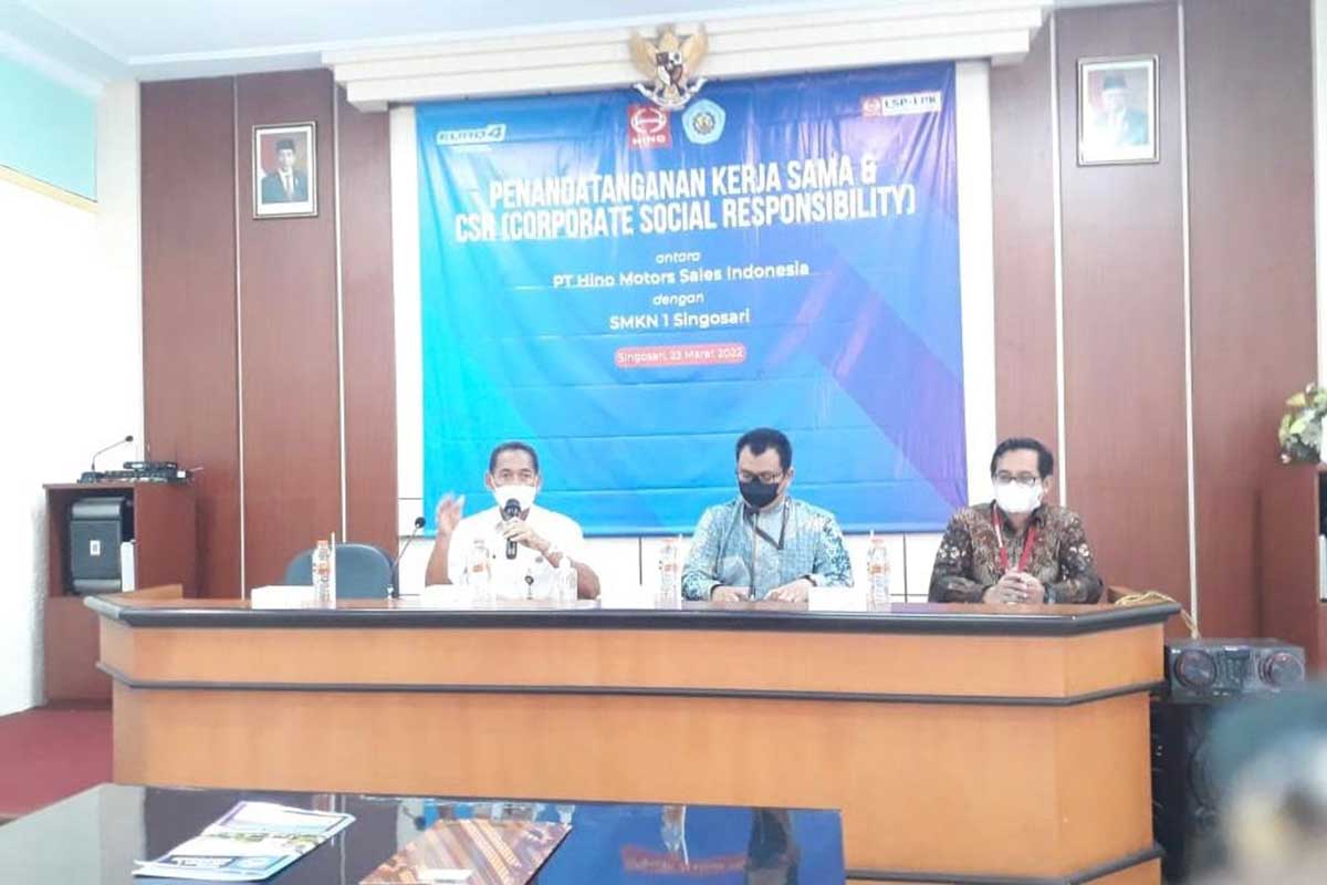 Kepala Sekolah SMKN 1 Sungosari dengan Head Human Capital Division Head PT HMSI saat acara penandatangan MoU. (ist) - PT HMSI Akan Rekrut Siswa untuk Magang 6 Bulan - SMKN 1 Singosari MoU dengan PT HMSI