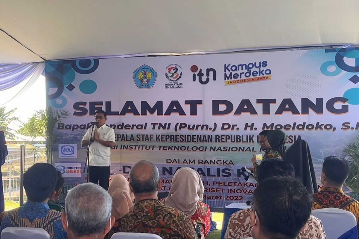 Kepala Staf Kepresidenan RI, Jenderal TNI (Purn.) Dr H Moeldoko, pada saat memberikan sambutan pada peresmian PLTS ITN. (ws5) - Resmikan PLTS Terbesar Milik ITN, Moeldoko: Innovate or Die