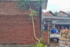 Ketinggian air kurang lebih 3 meter dari rumah warga. (jaz) - Waspadai Siklus Tahunan Banjir di Kota Malang
