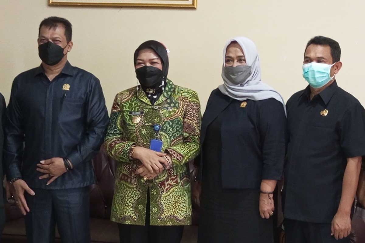 Ketua BNN Batu, diapit Tiga Anggota DPRD dari Komisi C. (ws3) - Program Desa Bersinar Terpaksa Harus Bertahap
