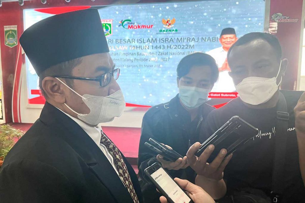 Ketua Baznaz Kabupaten Malang, Khoirul Hafidz Fanani, menjawab pertanyaan awak media. (ws5) - Pemkab Malang Lantik Pimpinan Baznaz, Optimalisasi Himpunan Dana Kesejahteraan Kaum Dhuafa