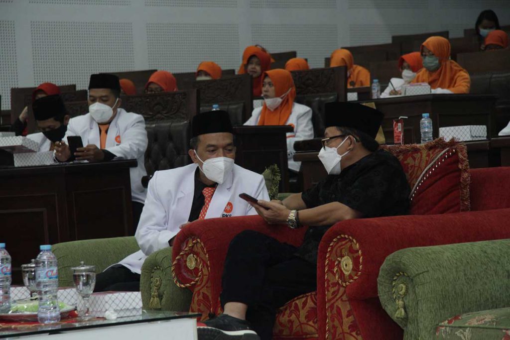 Ketua DPD PKS Kota Malang, Ernanto Djoko Purnomo, berdiskusi bersama Walikota Malang Sutiaji. (ist) - Usung Semangat Transformasi dan Kolaborasi, PKS Totalitas Melayani Rakyat dan NKRI