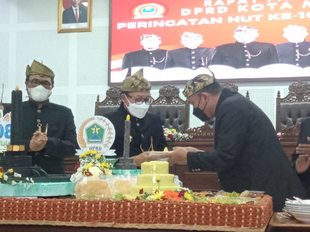 Ketua DPRD Kota Malang, I Made Rian Diana Kartika saat memotong tumpeng, ungkapan syukur Ultah Kota Malang ke-108, diberikan kepada Wali Kota Malang, Sutiaji. (ws4) - Lima Prioritas Pembangunan Kota Malang, Warnai Refleksi HUT ke 108