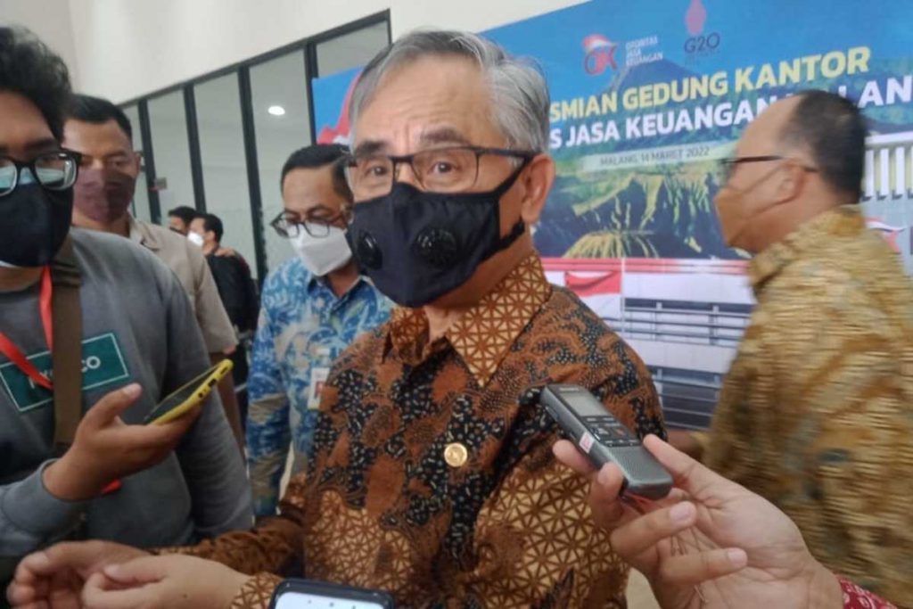 Ketua Dewan Komisioner OJK, Wimbo Santoso, menjawab pertanyaan awak media. (ws4) - Resmikan Gedung OJK, Maksimalkan 3 Pilar Gencarkan Literasi Keuangan