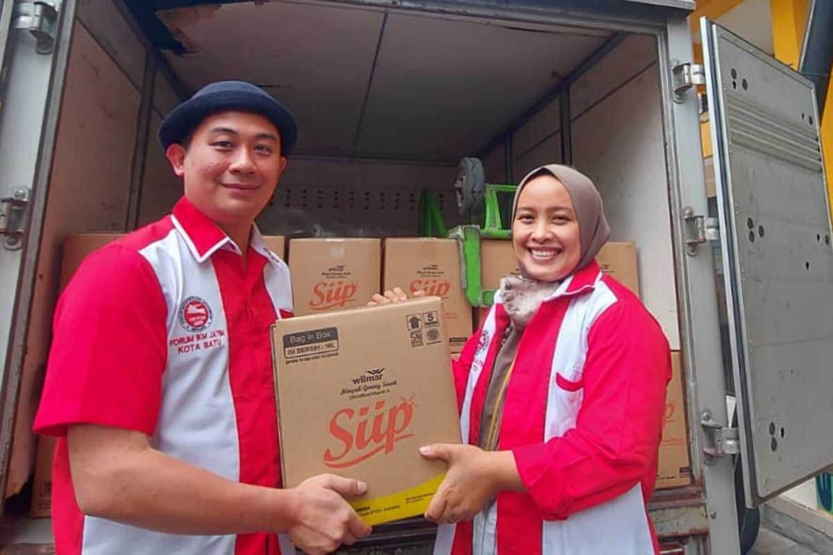 Ketua Forum IKM Kota Batu, menyerahkan minyak goreng bersubsidi kepada anggota Forum IKM Kota Batu. (ist) - IKM Kota Batu Butuh Tujuh Ton Minyak Goreng per Bulan