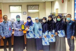 Ketua IGI Daerah Batu, berfoto bersama Kadindik Batu, Dr. Eny Rachyuningsih, MSi. (ws3) - Minta Restu Kadindik, IGI Batu Berkomitmen Cetak Guru Kreatif
