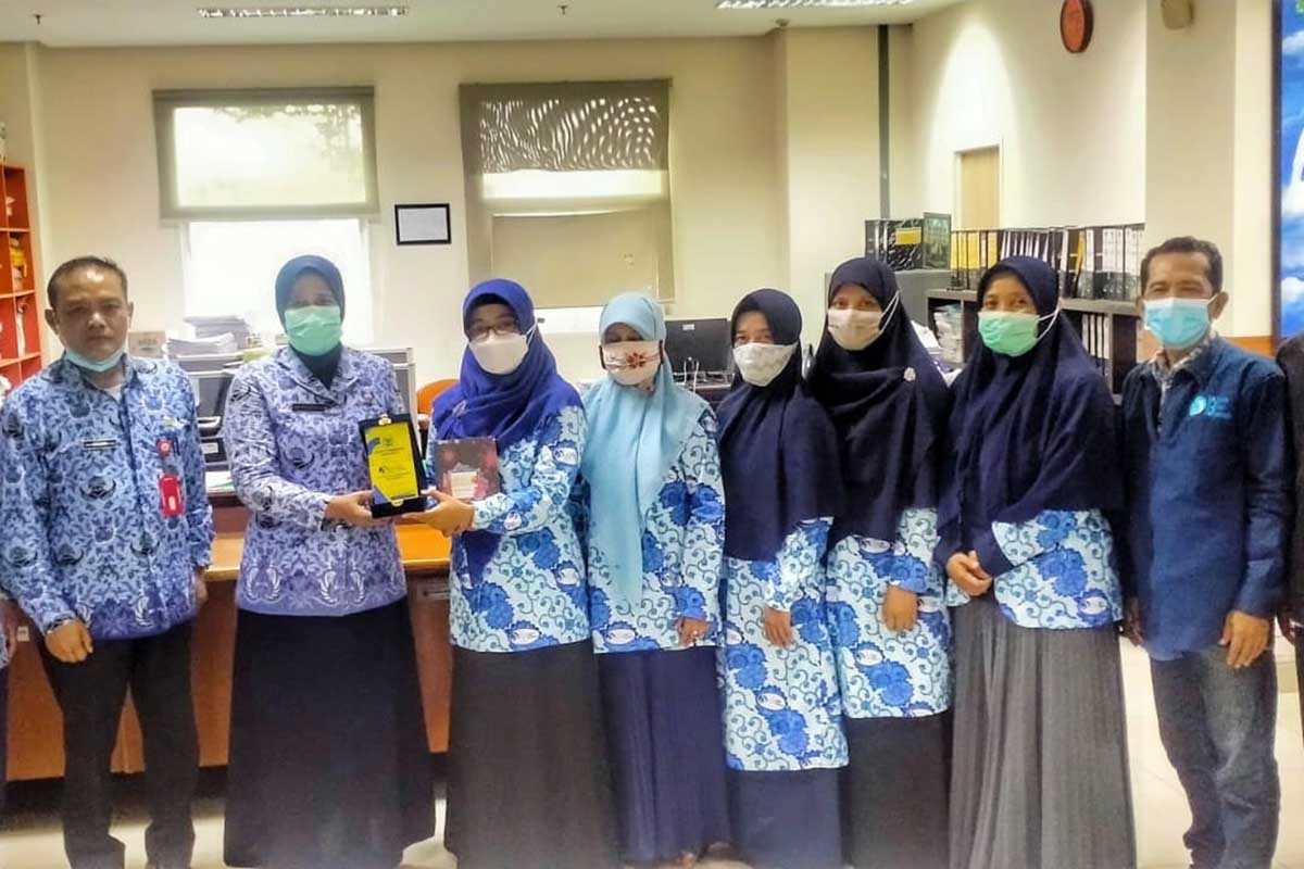 Ketua IGI Daerah Batu, berfoto bersama Kadindik Batu, Dr. Eny Rachyuningsih, MSi. (ws3) - Minta Restu Kadindik, IGI Batu Berkomitmen Cetak Guru Kreatif