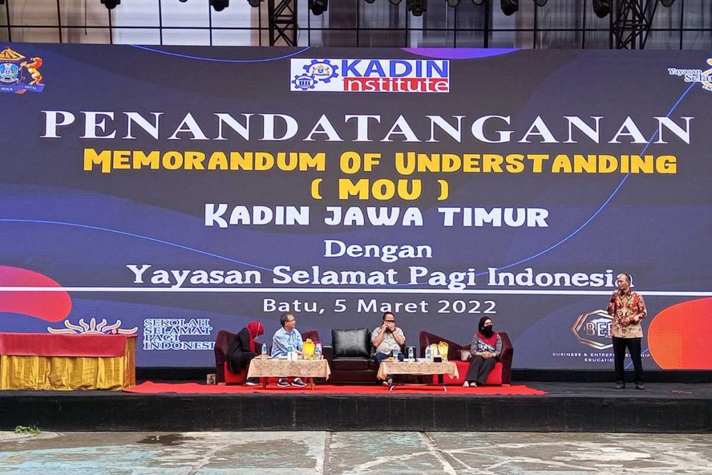 Ketua Kadin Jatim, Adik Dwi Putranto SH, memberikan sambutan. (ws3) - KADIN Jatim dan Sekolah SPI Batu, Teken MOU Pendidikan Entrepreneurship