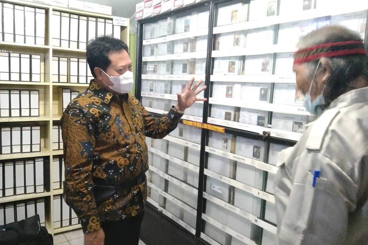 Ketua MMI, Hengki Herwanto menemani anggota dewan melihat koleksi kaset lawas. (jaz) - DPR RI Soroti Museum Musik Indonesia Agar Diperhatikan Pemerintah