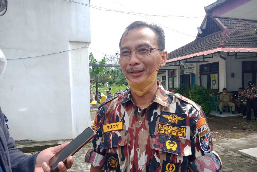 Ketua PC GM FKPPI Kota Malang, Rudy Nugroho saat menjawab pertanyaan awak media. (ws4) - Ratusan Warga Disuntik Booster, Program GM FKPPI dan Kodam V/Brawijaya