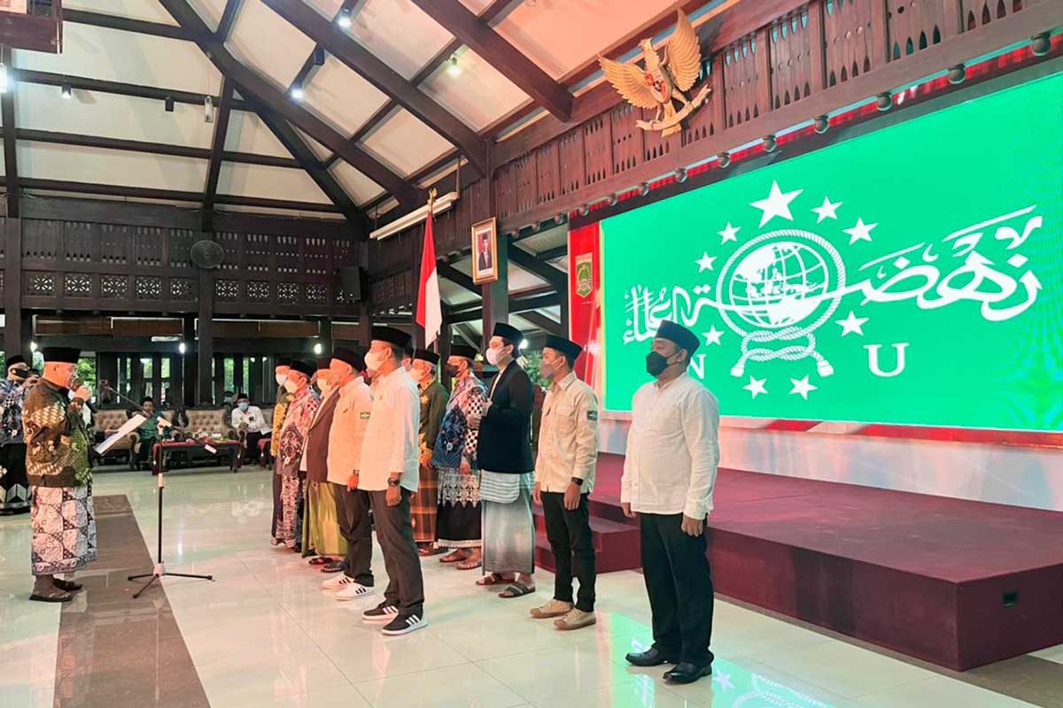 Ketua PCNU Kabupaten Malang, KH Hamim Kholili, saat mengukuhkan lima lembaga PCNU Kabupaten Malang. (ws5) - Panaskan “Mesin” Pra-Musker, PCNU Kabupaten Malang Kukuhkan Lima Lembaga