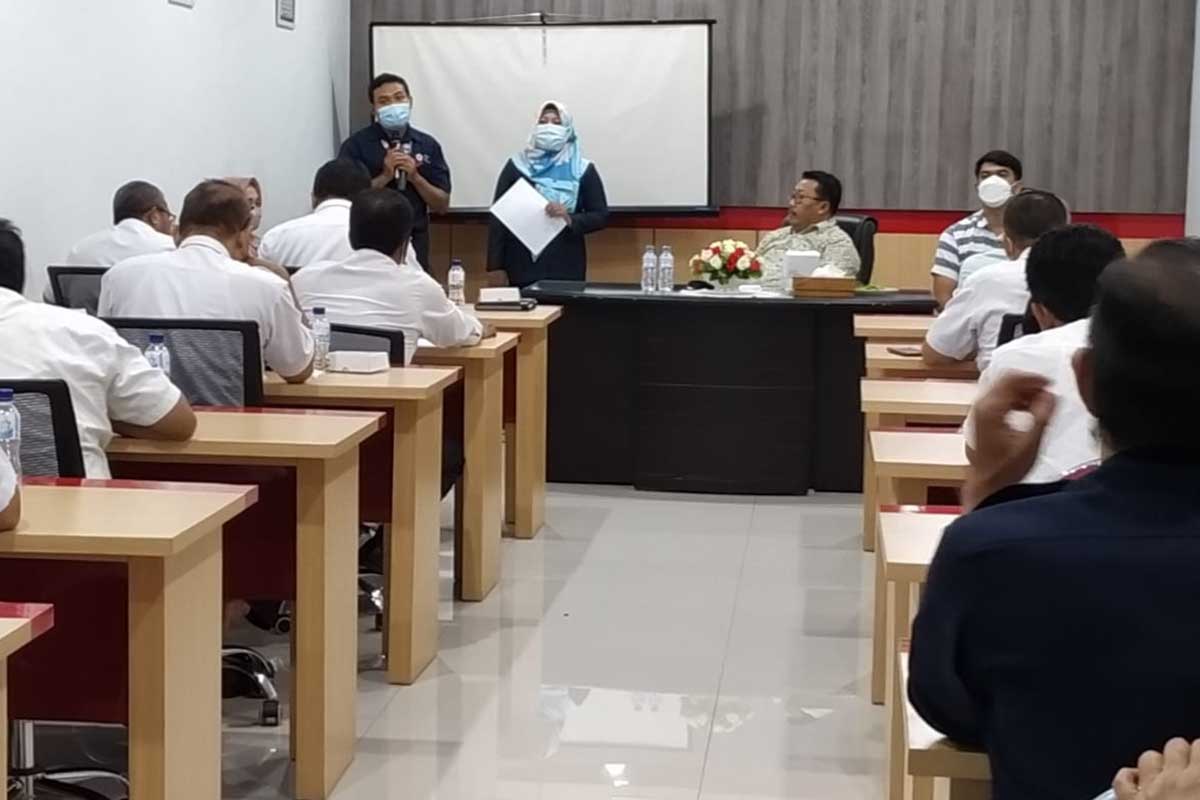 Ketua PMI Kabupaten Jember, EA Zaenal Marzuki, saat memimpin rapat konsolidasi di gedung Unit Donor Darah (UDD) - PMI Jember Libatkan Pengurus PMI Kecamatan Antisipasi Kekurangan Stok Darah