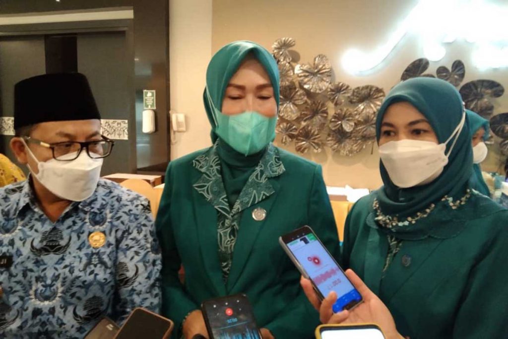Ketua TP PKK Kota Malang, Widayati Sutiaji bersama Walikota Malang, Drs H Sutiaji. (jaz) - Dukung Smart City, Pemkot Malang Launching 'Sam Gepunbasa'