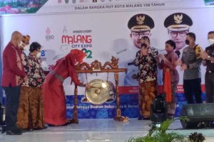 Ketua TPP PKK Kota Malang, Widayati memukul gong sebagsi tanda dibukanya Malang City Expo 2022. (ws4) - MCE Tampilkan 50 Produk UMKM, Ajang Bangga Produk Dalam Negeri