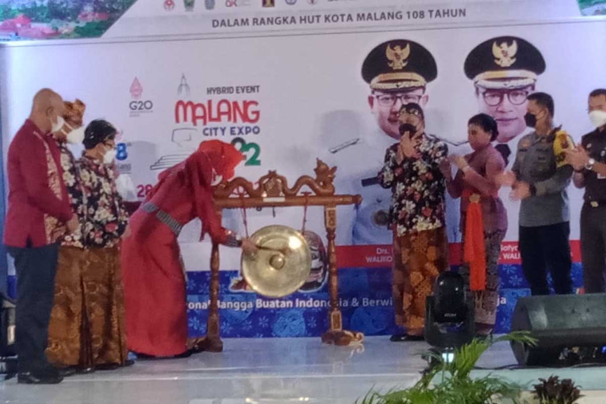 Ketua TPP PKK Kota Malang, Widayati memukul gong sebagsi tanda dibukanya Malang City Expo 2022. (ws4) - MCE Tampilkan 50 Produk UMKM, Ajang Bangga Produk Dalam Negeri