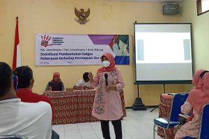 Ketua WCC Dian Mutiara Kota Malang, Sri Wahyuningsih, menjelaskan fungsi satgas perlindungan perempuan dan anak. (ist) - Kasus Kekerasan Perempuan dan Anak Meningkat, WCC-Dinsos Bentuk Satgas Perlindungan