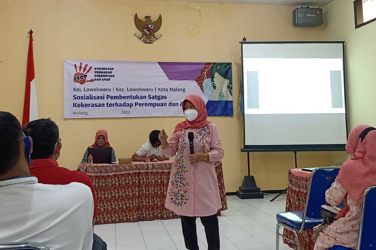 Ketua WCC Dian Mutiara Kota Malang, Sri Wahyuningsih, menjelaskan fungsi satgas perlindungan perempuan dan anak. (ist) - Kasus Kekerasan Perempuan dan Anak Meningkat, WCC-Dinsos Bentuk Satgas Perlindungan