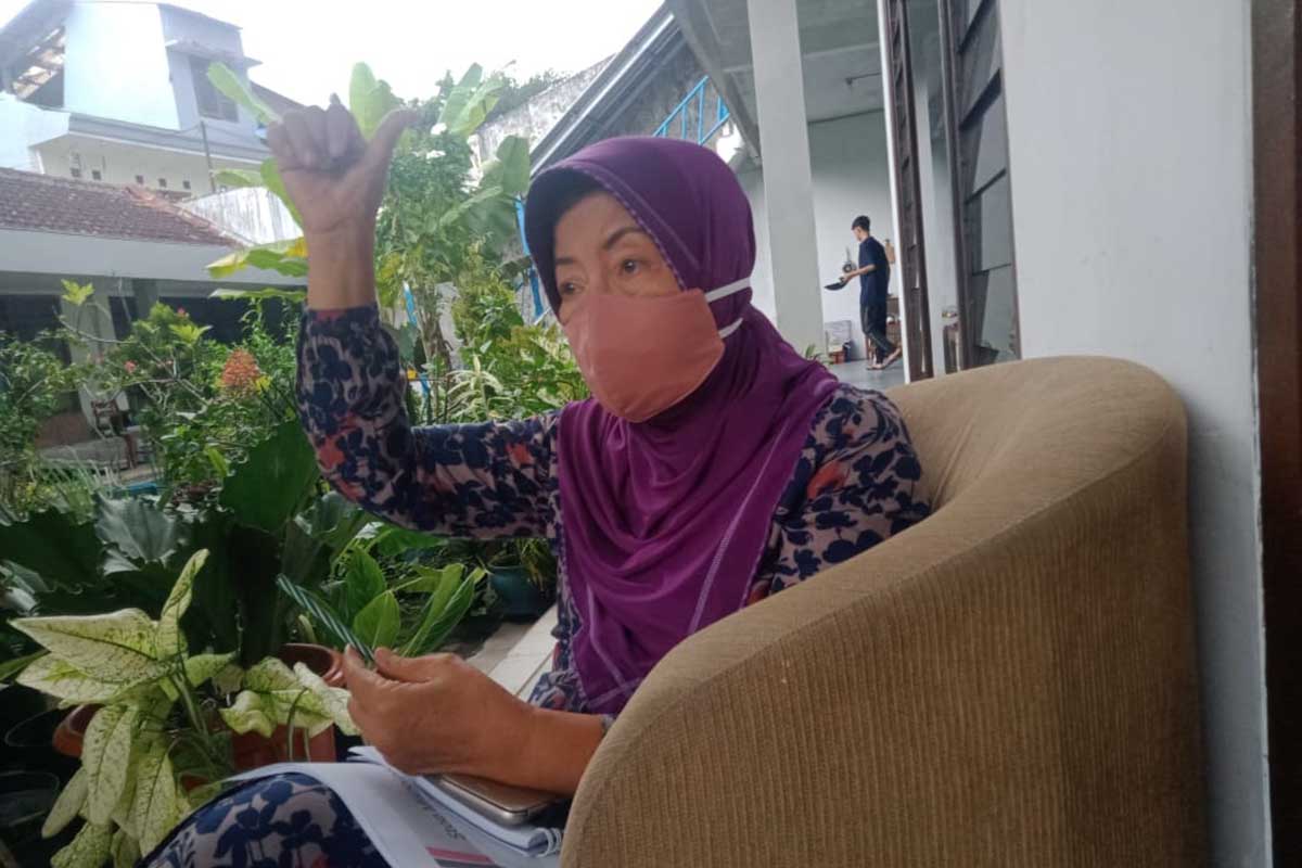 Ketua WCC Dian Mutiara, Sri Wahyuningsih saat berbincang dengan awak media. (Ws4) - WCC Dukung Langkah Sutiaji, Pantau MiChat, Memutus Trafficking Perempuan