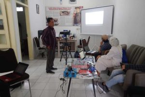 Ketua dan Koordinator Divisi Pengawasan dan Hubungan Antar Lembaga Bawaslu Kota Malang, Alim Mustofa dan peserta dalam pelatihan SJD. (ws4) - Sinau Jurnalis Demokrasi, Program Bawaslu Malang Reduksi Pelanggaran Pemilu