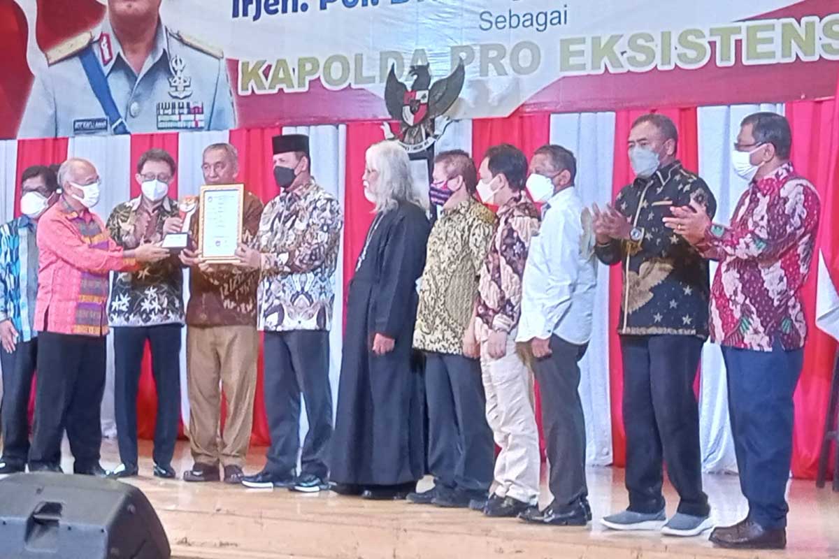 Komjen Pol Boy Rafli Amar menerima penghargaan Kapolda Pro Eksistensi. (ws3) - Boy Rafli Amar Terima Penghargaan sebagai Kapolda Pro Eksistensi