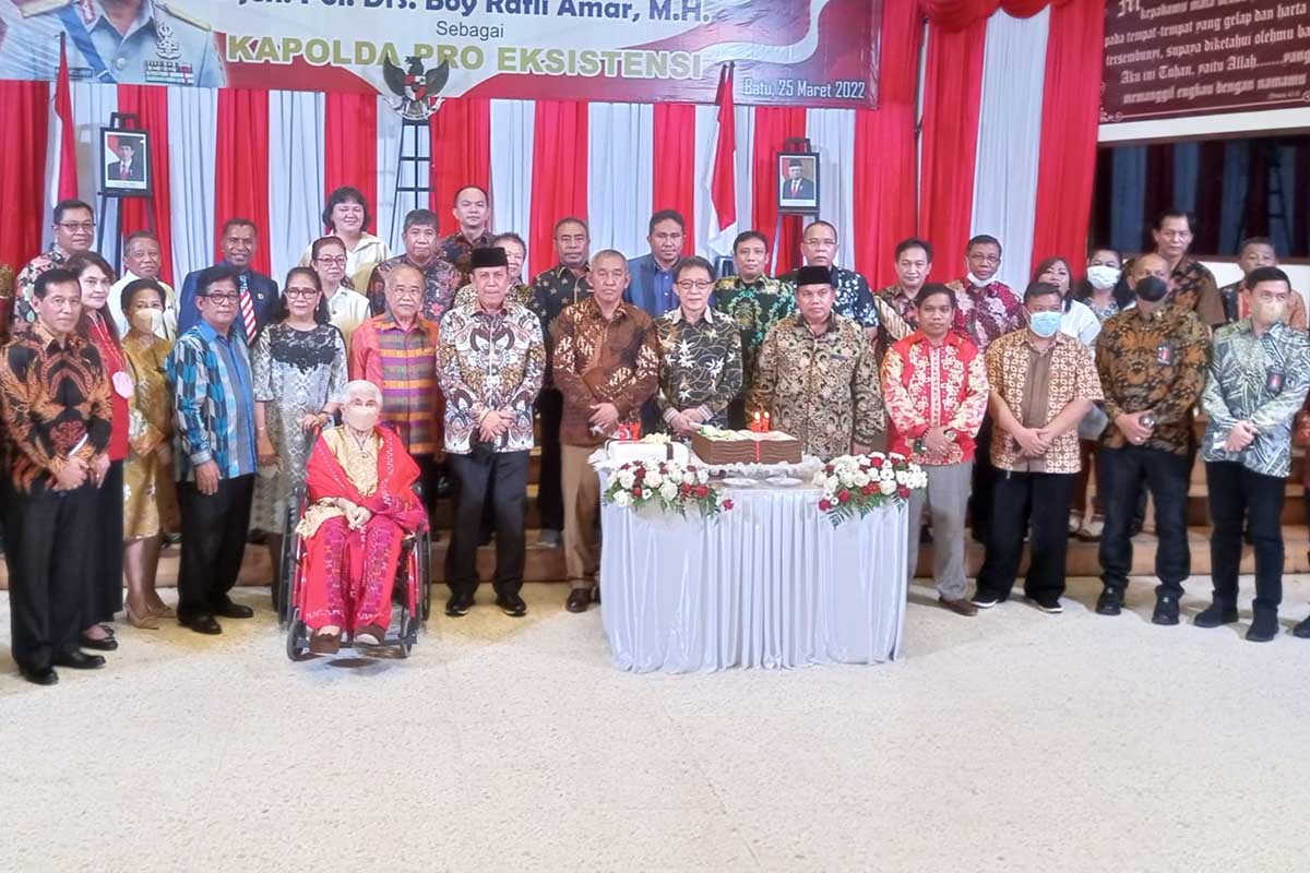 Komjen. Pol. Dr. Boy Rafli Amar, MH, mendapatkan kejutan hari ulang tahun. (ws3) - Cerita Pengalaman Jadi Kapolda Papua, Kepala BNPT Menitikkan Air Mata