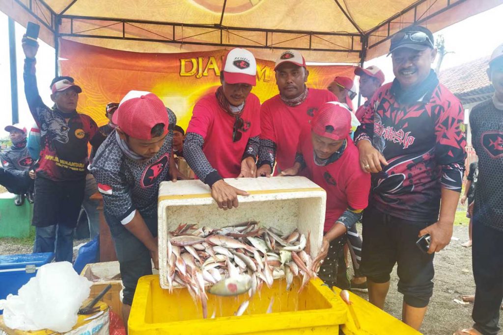 Komunitas Pemancing Rewel ketika menyerahkan 50 kilogram ikan hasil tangkapan ikan ke yayasan Yatim-piatu yang ada di kecamatan Muncar, Senin (21/3/2022). (Kuryanto) - Rewell Donasikan 50 Kilogram Ikan Hasil Memancing Kepada Anak Yatim Piatu