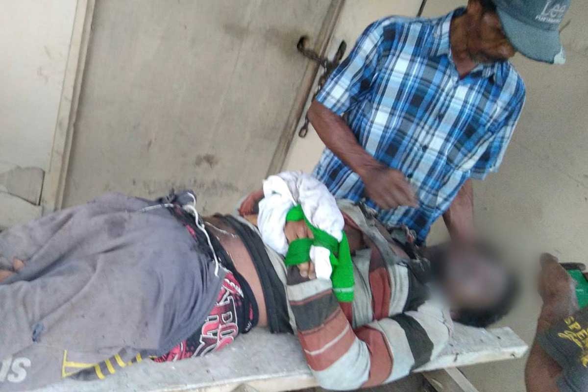 Korban, Andik Winarko saat dievakuasi oleh warga usai tersambar petir. (ist) - Petani Singosari Kabupaten Malang Tewas Tersambar Petir