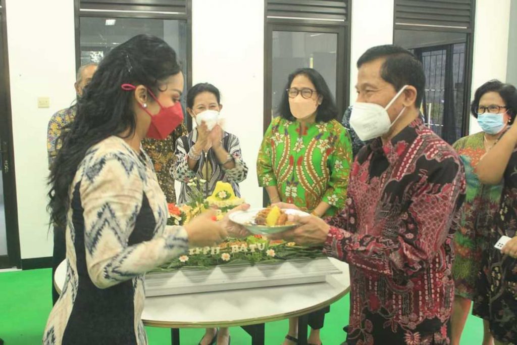 Krisdayanti menyerahkan potongan tumpeng kepada Ketua Dewan Pembina BPPTS I3 YPPII Kota Batu. (ist) - Krisdayanti Resmikan Balai Latihan Kerja Komunitas di Batu